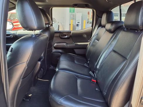 Used 2017 Toyota Tacoma TRD Off-Road AWD/4WD image 17