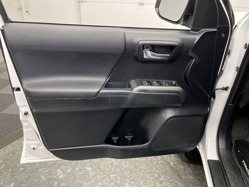 Used 2019 Toyota Tacoma TRD Sport image 7