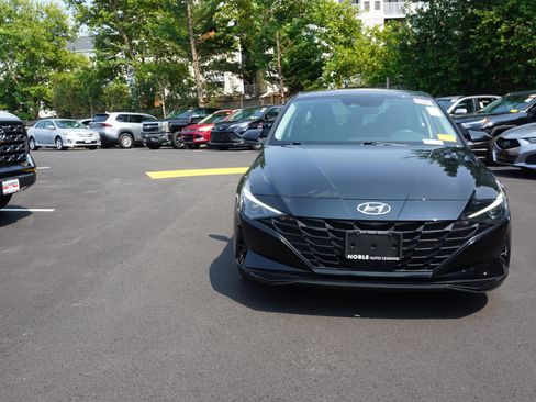 Used 2023 Hyundai Elantra SEL w/ Convenience Package FWD image 2