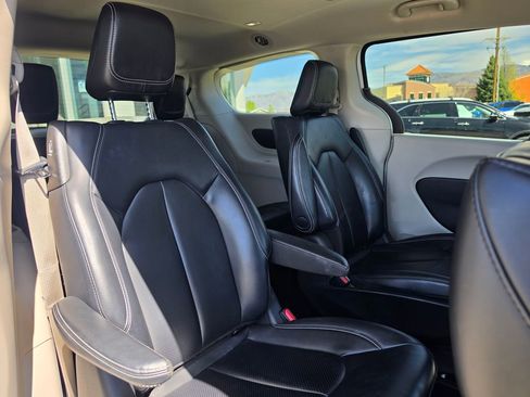 Used 2023 Chrysler Pacifica Touring-L FWD image 17