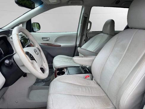 Used 2013 Toyota Sienna XLE FWD image 10