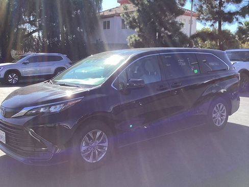 Used 2025 Toyota Sienna LE image 5
