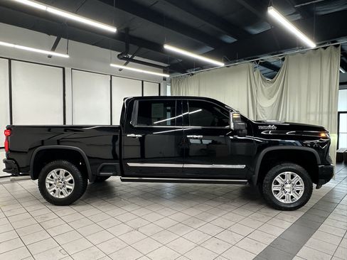 Used 2024 Chevrolet Silverado 2500 High Country AWD/4WD image 3