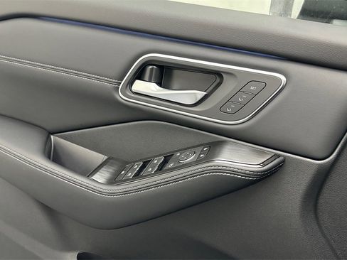 New 2026 Nissan Rogue Platinum image 17