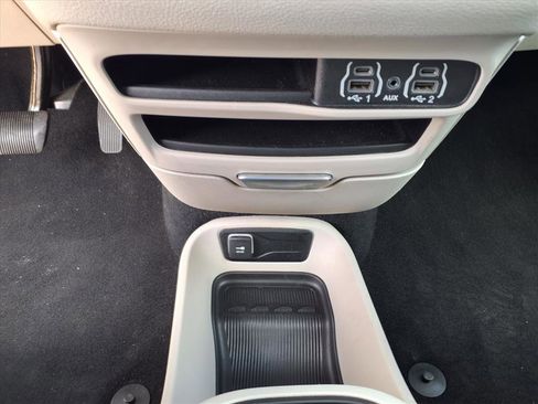 Used 2023 Chrysler Pacifica Touring-L FWD image 33