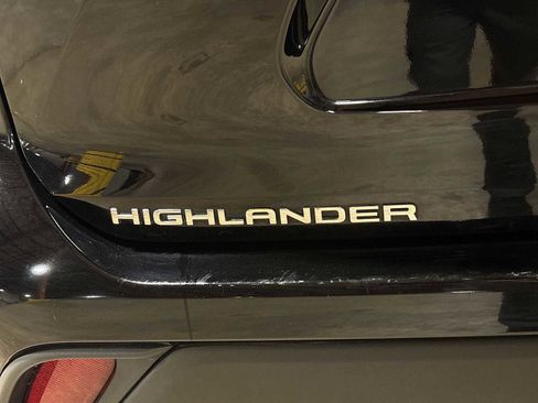 Used 2024 Toyota Highlander LE AWD/4WD image 26