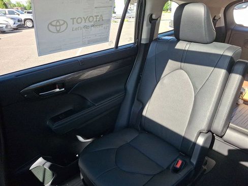New 2026 Toyota Highlander Platinum AWD/4WD image 12