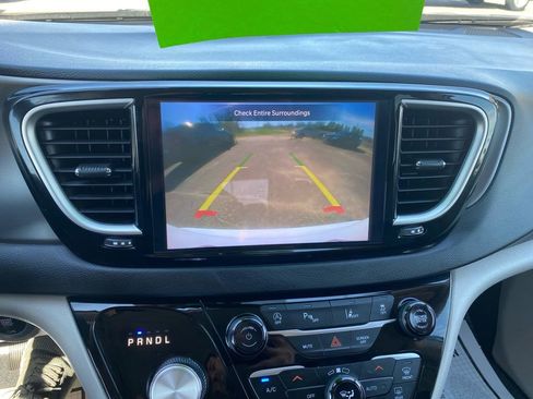 Used 2023 Chrysler Pacifica Touring-L image 22