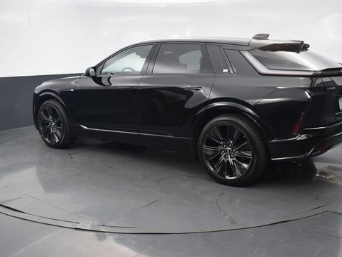 New 2026 Cadillac Lyriq Signature Sport w/ LPO, Floor Liner Package AWD/4WD image 4