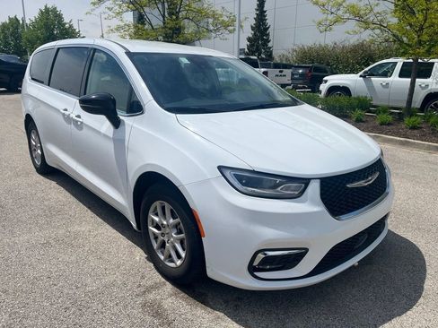 Used 2024 Chrysler Pacifica Touring-L FWD image 1