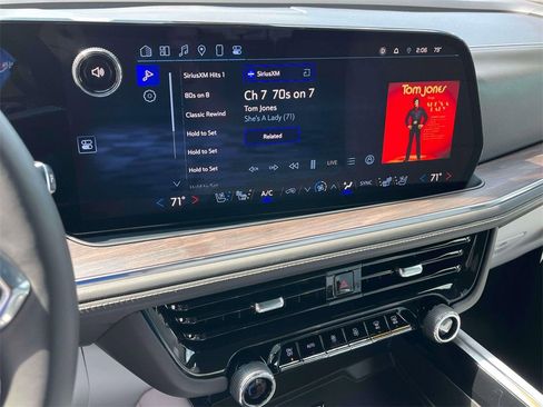 Used 2025 Chevrolet Suburban Premier image 35