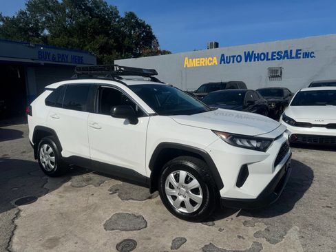 Used 2019 Toyota RAV4 LE image 1