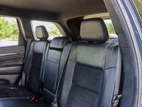 Used 2017 Jeep Grand Cherokee Altitude RWD image 16