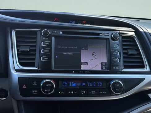 Used 2019 Toyota Highlander XLE AWD/4WD image 29