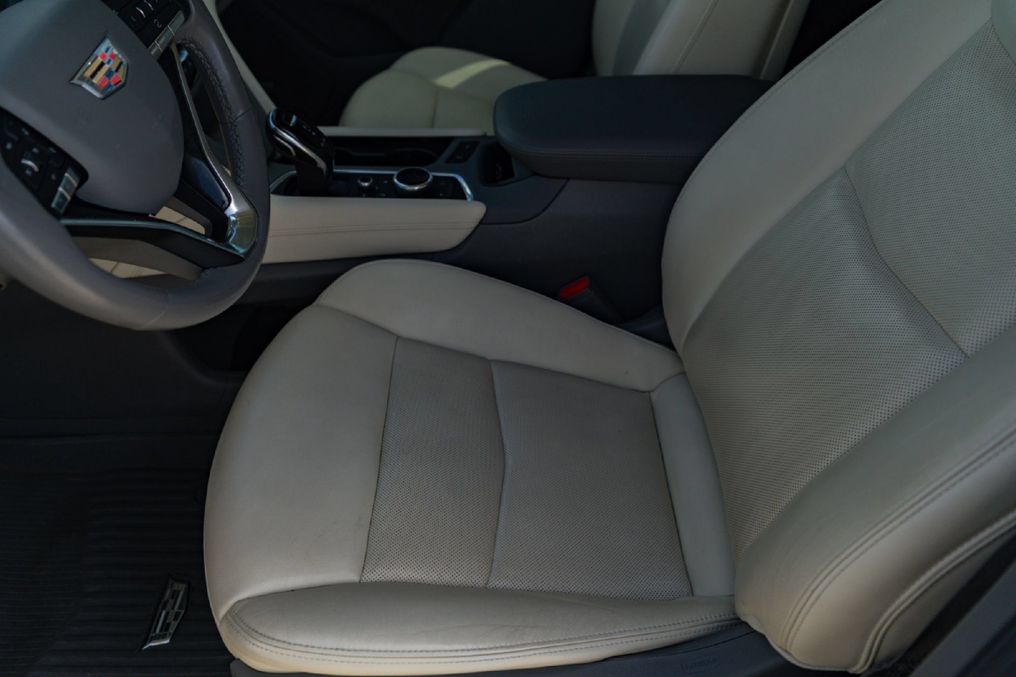 Used 2022 Cadillac XT6 Premium Luxury w/ Technology Package FWD image 9
