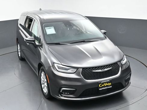 Used 2023 Chrysler Pacifica Touring-L FWD image 41