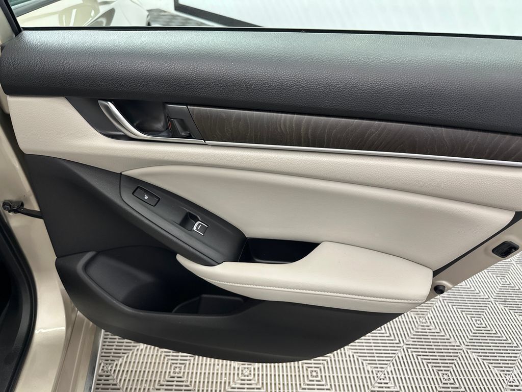 Used 2018 Honda Accord Touring image 18