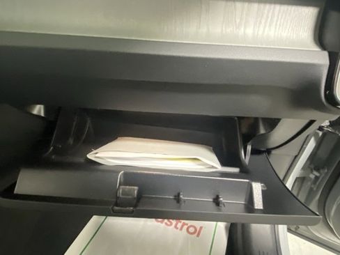 Used 2025 Volvo XC40 B5 Plus image 30