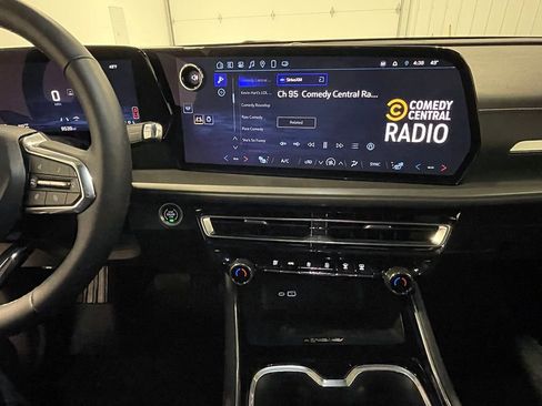 Used 2025 Chevrolet Traverse LT w/ Driver Confidence Package image 31