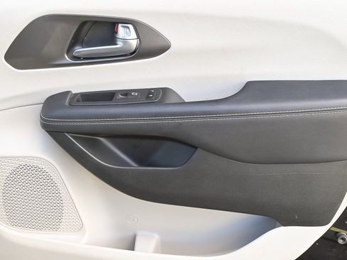 Used 2024 Chrysler Pacifica Touring-L image 20