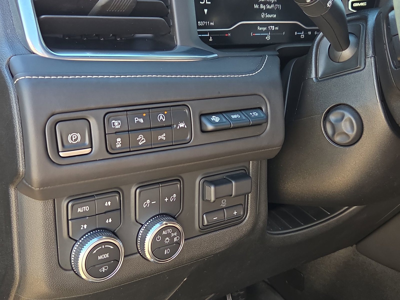 Used 2023 GMC Yukon XL Denali Ultimate AWD/4WD image 18