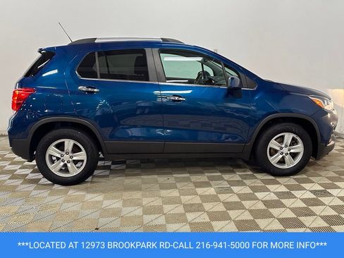 Used 2019 Chevrolet Trax LT w/ Sun & Sound Package FWD image 4