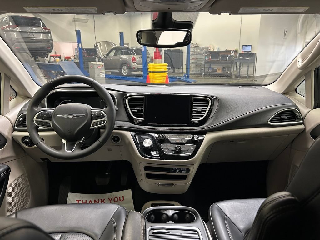 Used 2023 Chrysler Pacifica Touring-L FWD image 13