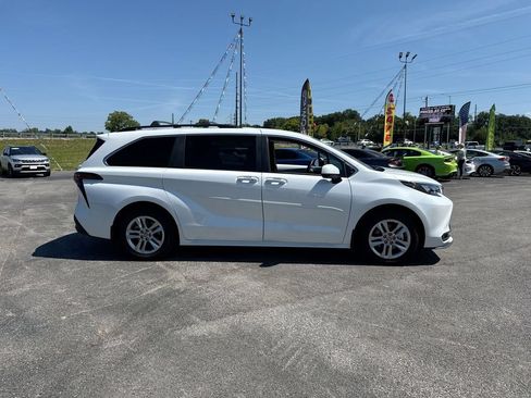 Used 2025 Toyota Sienna XLE w/ XLE Plus Package AWD/4WD image 14