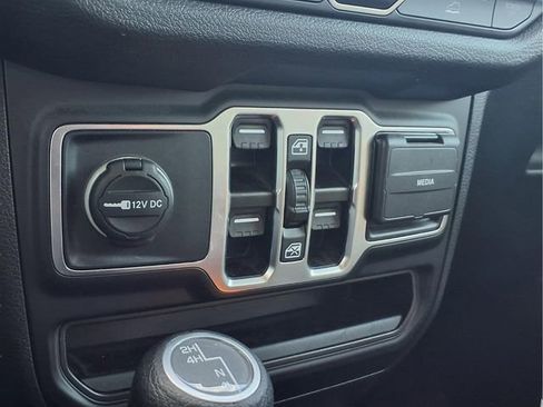 Used 2025 Jeep Gladiator Sport AWD/4WD image 9