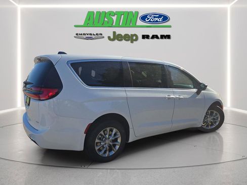 New 2026 Chrysler Pacifica Select AWD/4WD image 5