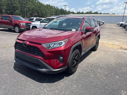 Used 2019 Toyota RAV4 XLE w/ Convenience Package FWD image 3