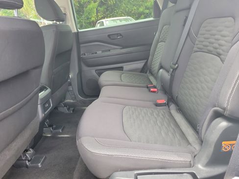 Used 2025 Nissan Pathfinder SV image 15