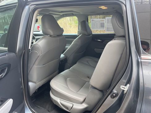 Used 2020 Toyota Highlander XLE AWD/4WD image 10