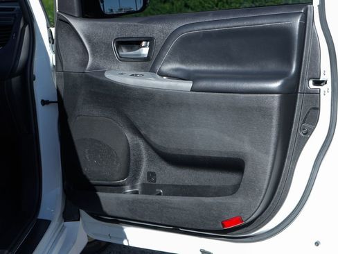 Used 2016 Toyota Sienna SE image 36