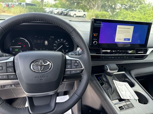 New 2025 Toyota Sienna XLE image 17