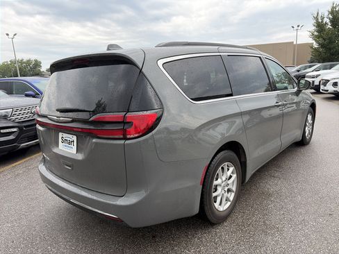 Used 2022 Chrysler Pacifica Touring-L FWD image 5