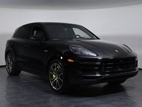 Certified 2022 Porsche Cayenne Turbo S AWD/4WD image 9