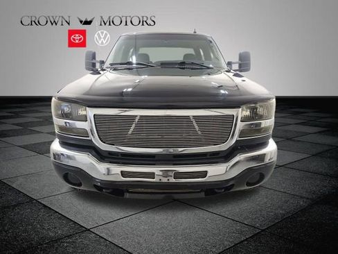Used 2004 GMC Sierra 2500 SLT w/ Heavy-Duty Power Package image 2