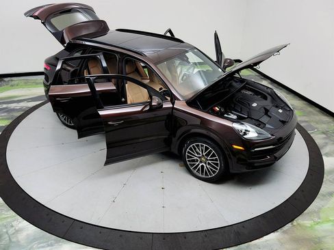 Used 2020 Porsche Cayenne AWD/4WD image 38