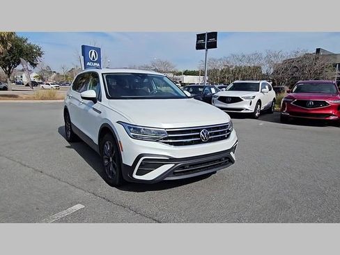 Used 2023 Volkswagen Tiguan SE w/ Panoramic Sunroof Package image 32