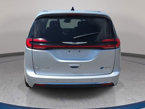 Used 2023 Chrysler Pacifica Touring-L FWD image 6