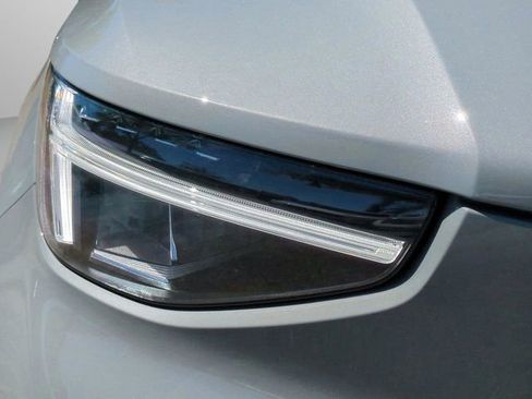 Certified 2025 Volvo XC40 B5 Core image 30