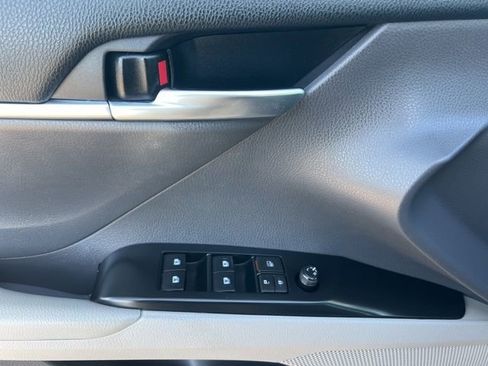 Used 2019 Toyota Camry SE w/ Carpet Mat Package image 18