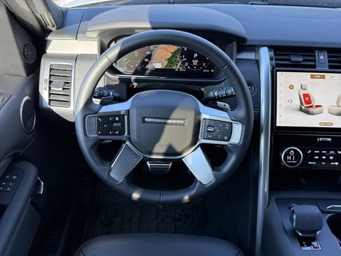Certified 2025 Land Rover Discovery Dynamic SE image 18