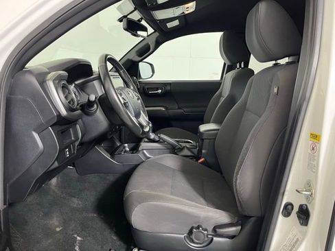 Used 2017 Toyota Tacoma TRD Sport w/ Tow Package (A/T) image 11