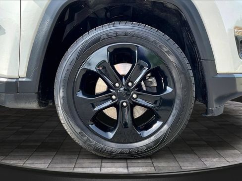 Used 2018 Jeep Compass Latitude FWD image 35