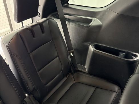 Used 2019 Ford Explorer XLT w/ Equipment Group 202A AWD/4WD image 33