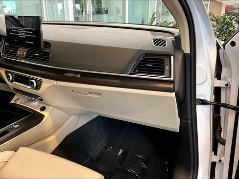 Certified 2025 Audi Q5 2.0T Premium Plus w/ Premium Plus Package image 18