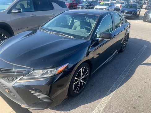 Used 2018 Toyota Camry SE w/ Moonroof Package FWD image 1