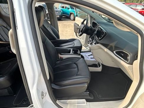 Used 2024 Chrysler Pacifica Touring-L FWD image 11